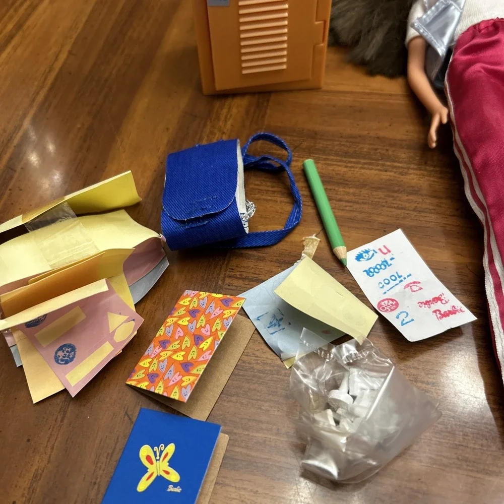 Barbie 1999 Hidden Message High School Locker‎ Teresa Accessories